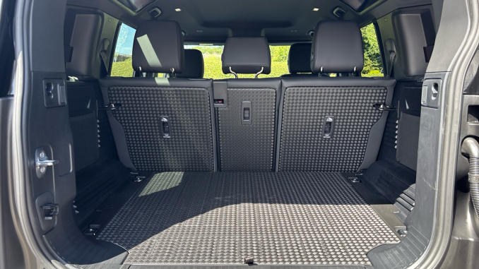 Land Rover Defender 3.0 D250 X-Dynamic SE 110 5dr Auto Diesel Estate - Image 10